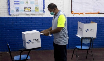 ciudadano votando elecciones municipales nicaragua