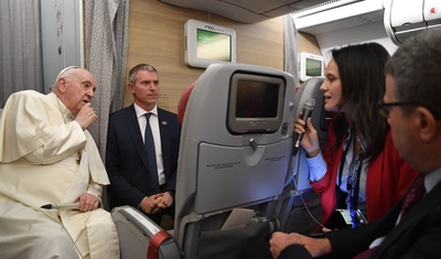 El pontífice hablando con la prensa a bordo del avión papal.
