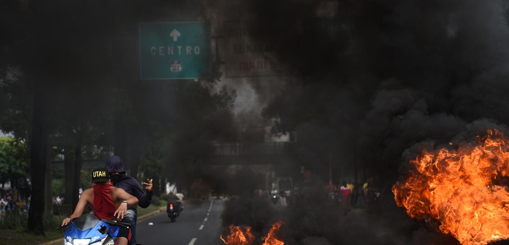 protestas guatemala manifestantes queman llantas