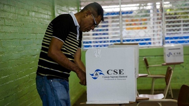 ciudadano vota en elecciones nicaragua
