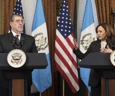 Kamala Harris recibe a Bernardo Arévalo y le promete más inversión para Guatemala