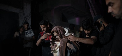 mujer rescata escombro bombardeo gaza