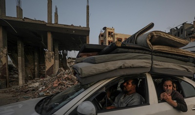 palestinos escapan edificios destrozados