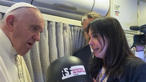 papa francisco recibe casco de periodista asesinado