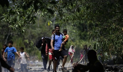 migrantes cruzan selva darien