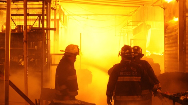 bomberos extinguen incendio mexico