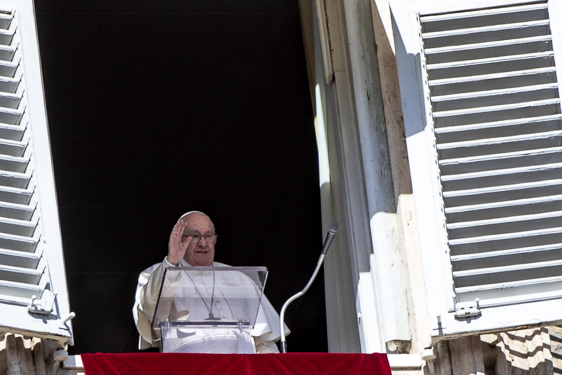 El papa Francisco celebra el rezo del ángelus tras suspender el sábado