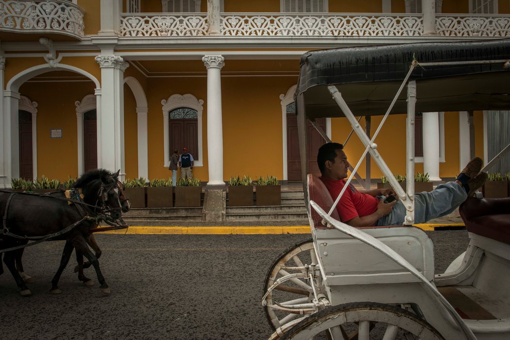 En medio de la crisis se ha desplomado el turismo. Hoteles y restaurantes han cerrado sus puertas, mientras que los carruajes a caballo pensados para turistas en la ciudad de Granada están estacionados. Foto: Daniele Volpe