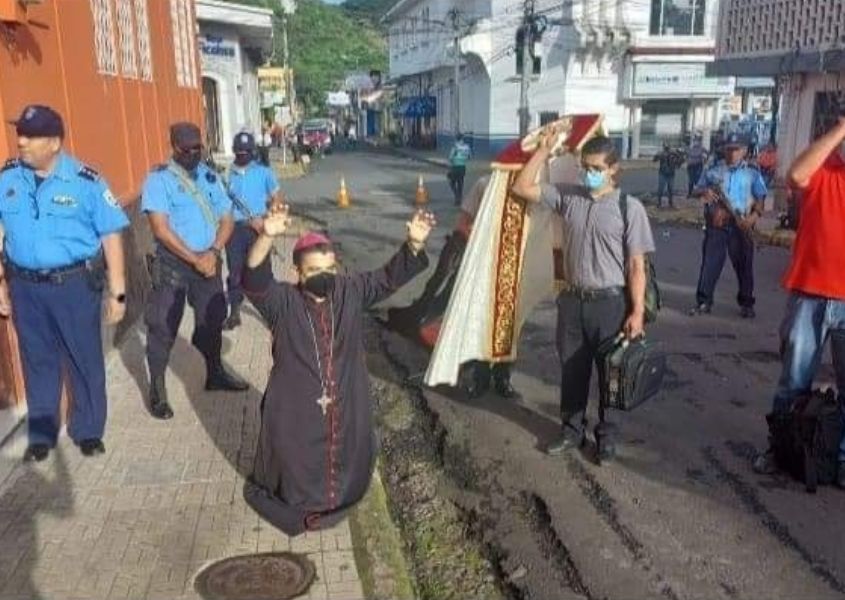 Este viernes se cumple un año de que el obispo Rolando Álvarez perdió y la policía le impidió salir a la calle.