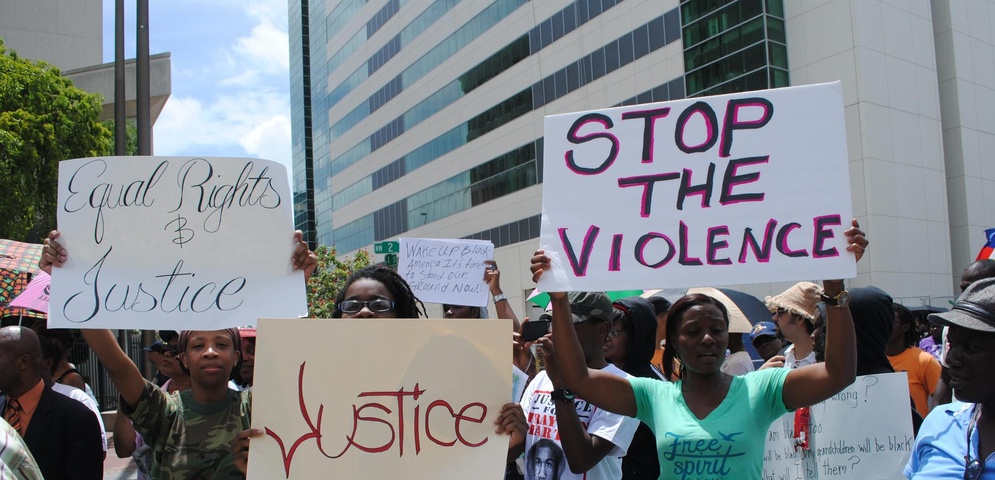 afroamericnaos marchan reclamando justicia muerte