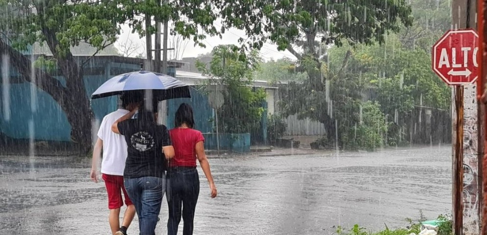 lluvias en nicaragua poblacion con paraguas