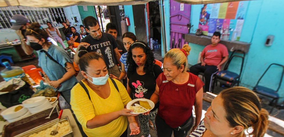 Migrantes reciben comida en albergue "La roca de la Salvación", en Tijuana, Baja California, México.