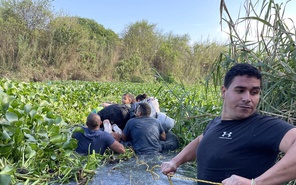 migrantes cruzando rio bravo