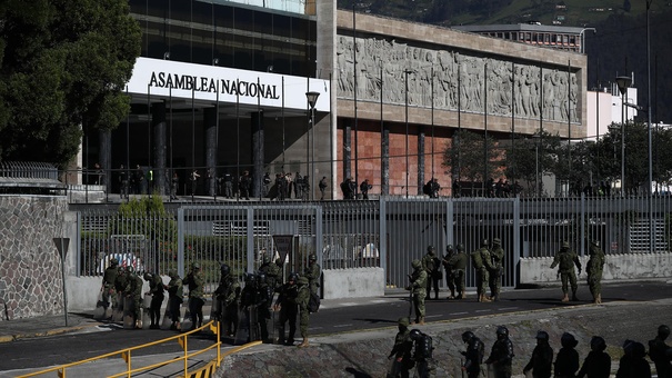 policia y militares afuera de asamblea nacional ecuador