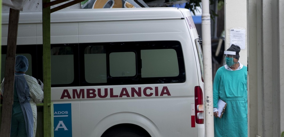 ambulancia entra a un hospital de Managua