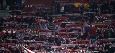 Jugadores del Atlético de Madrid saludan a la afición al término de un partido en el Wanda Metropolitano.