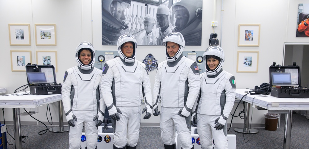 astronautas de la mision crew