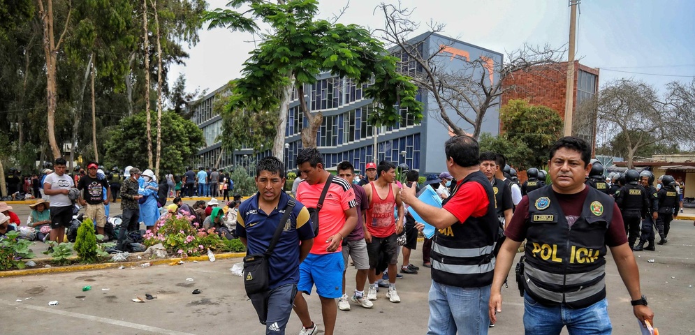 policia peru detiene manifestantes