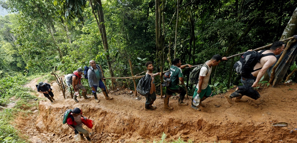migrantes venezolanos cruzando el darien