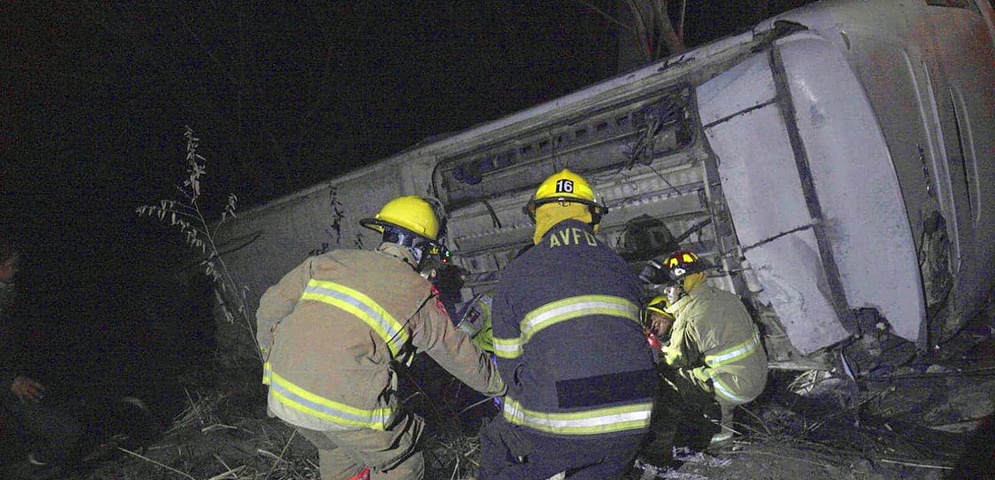 rescate accidente autobus cae barranco mexico
