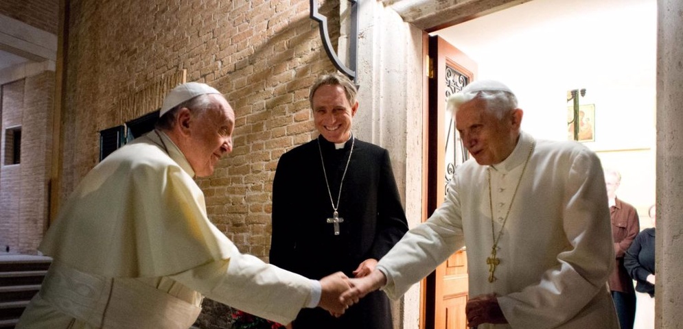 papa francisco pide oracion por emerito