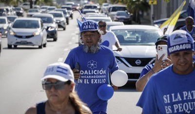 maratonista azul y blanco alex vanegas porta antorcha de la libertad de nicaragua