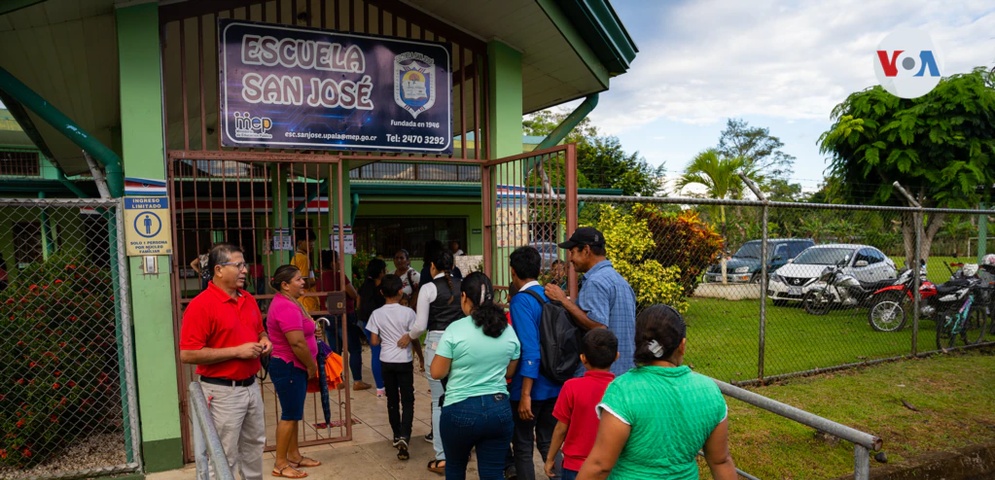 niños nicaragüenses estudian en escuela de costa rica