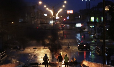 Vista de los manifestantes frente a una barricada en llamas durante una protesta contra los precios del combustible en Santiago, Panamá, el 20 de julio de 2022 .