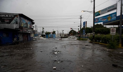 inundacion de calle en managua