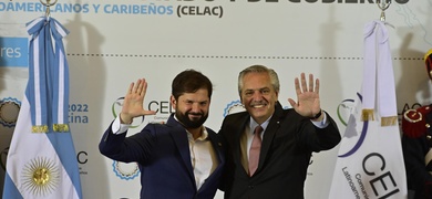 El presidente de Argentina, Alberto Fernandez (d), recibe al presidente de Chile, Gabriel Boric.