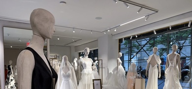 Modelos de vestidos de novia expuestos, en una tienda de la empresa española Pronovias en Nueva York.