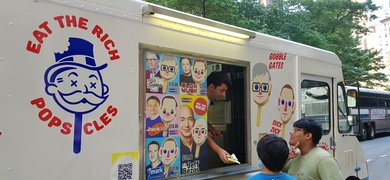 Un hombre vende helados con la imagen de los empresarios más ricos del mundo desde la ventana de una furgoneta, en la calle Broadway, junto a la céntrica plaza de Columbus Circle, en Nueva York.