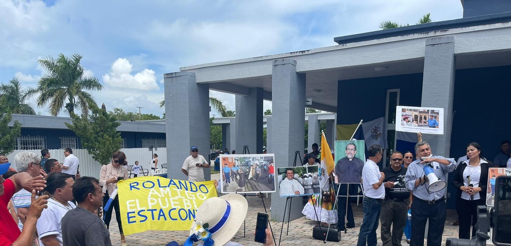 Nicaragüenses en Miami solidarios con iglesia católica.