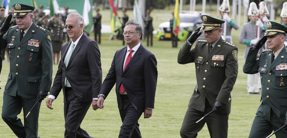 gustavo petro presidente colombia nuevo director policia nacional
