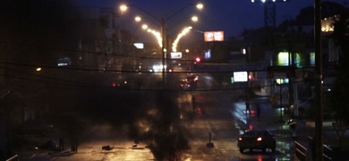 Vista de los manifestantes frente a una barricada en llamas durante una protesta contra los precios del combustible en Santiago, Panamá, el 20 de julio de 2022 .