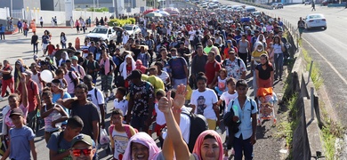 Miles de migrantes caminan en caravana en la ciudad de Tapachula