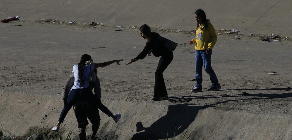 migrantes cruzan fronterizo Río Bravo