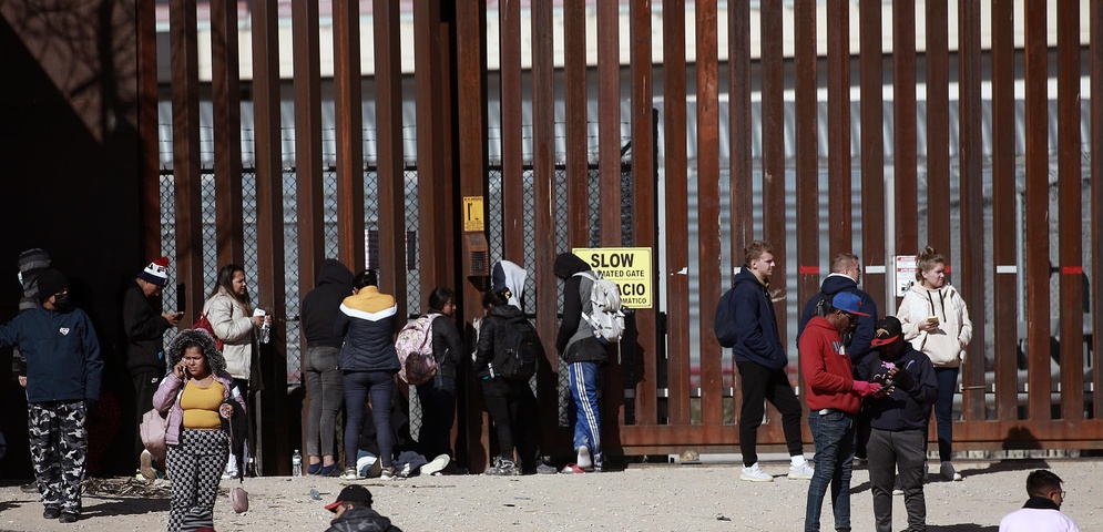 migrantes en muro fronterizo ciudad juarez