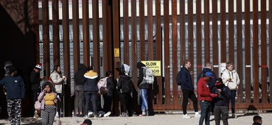 migrantes en muro fronterizo ciudad juarez
