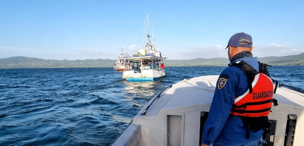 fuerza naval nicaragüense rescata a pescadores ticos