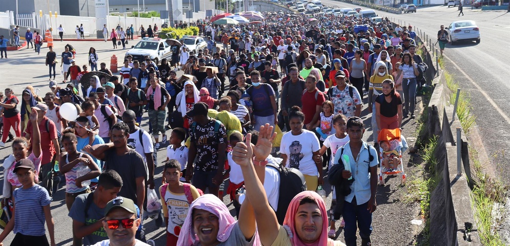 Miles de migrantes caminan en caravana en la ciudad de Tapachula