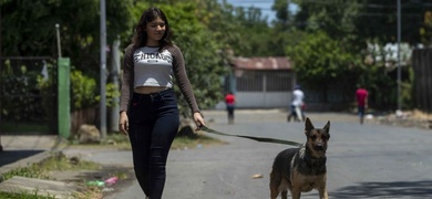 gente caminando con perro mascota nicaragua efe