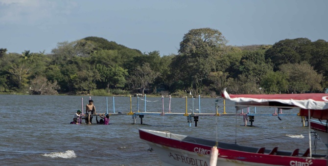 botes en las costas del lago Cocibolca Nicaragua