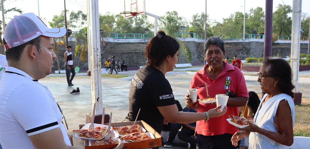 migrantes mexico reciben comida