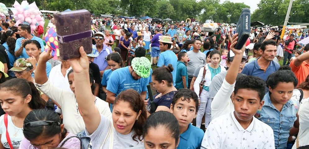 evangélicos celebran Día de la Biblia en Managua