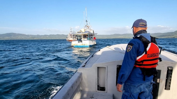 fuerza naval nicaragüense rescata a pescadores ticos