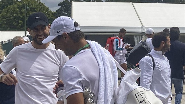 rafael nadal conversa con gerard pique entrenamiento