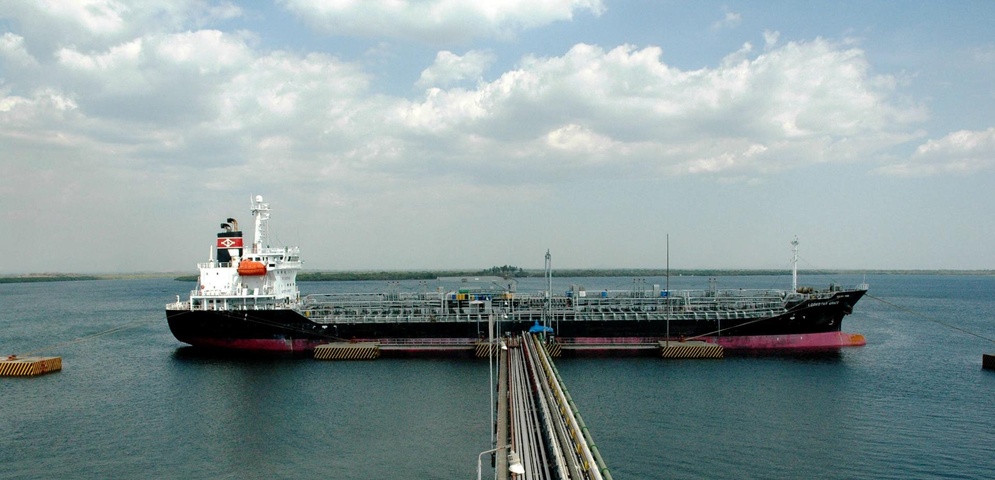 un buque cargado con etanol en puerto de Corinto