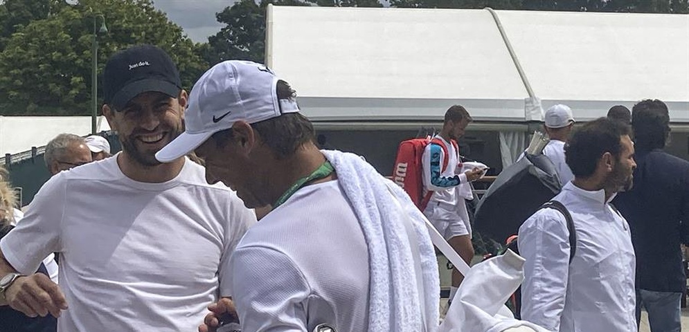 rafael nadal conversa con gerard pique entrenamiento