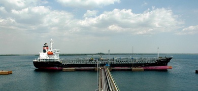 un buque cargado con etanol en puerto de Corinto
